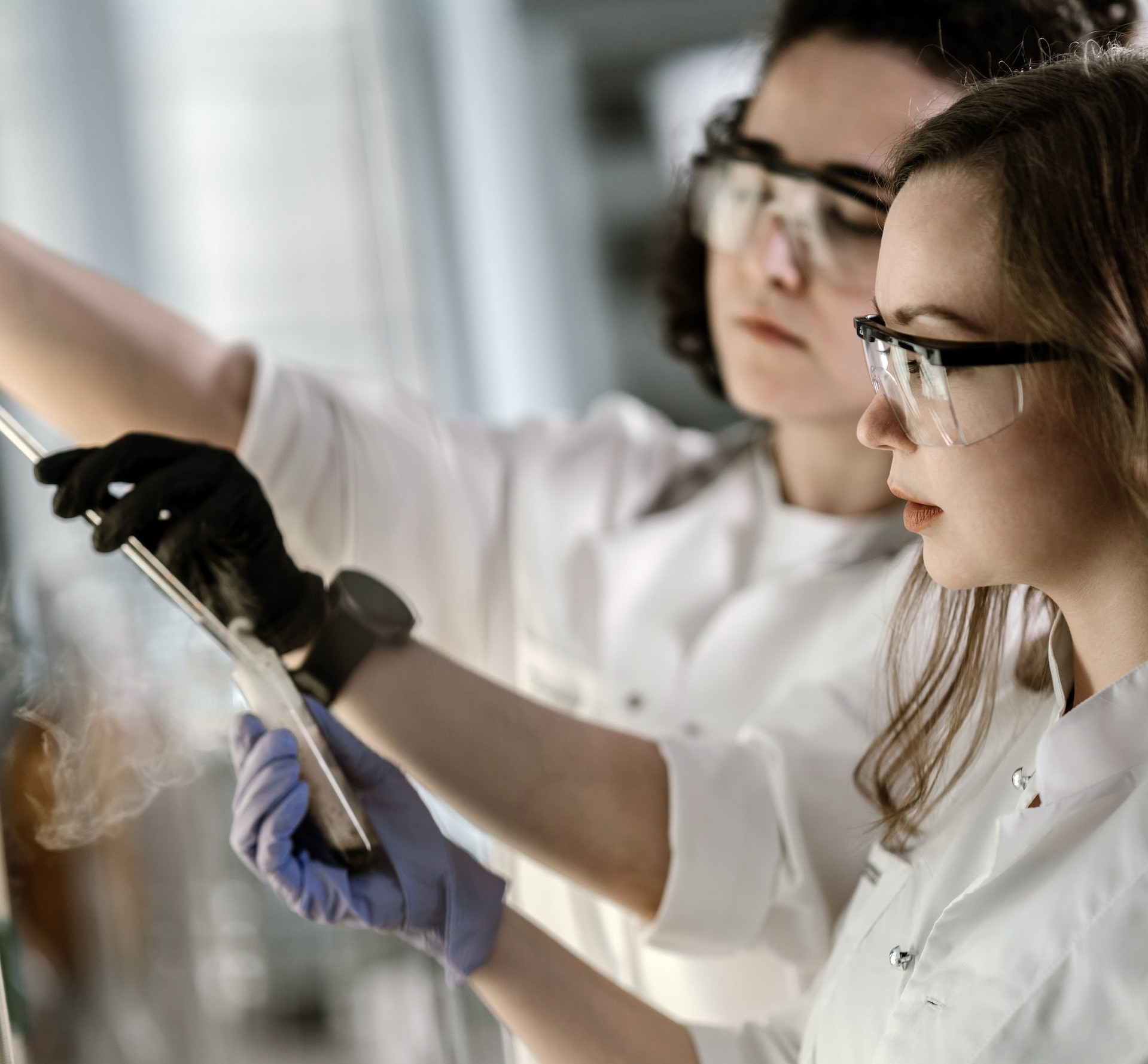 se verian dos mujeres con unas pipetas con un producto quimico